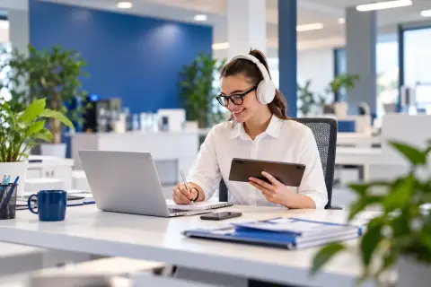 Moderne kliniek met multitaskende medewerker